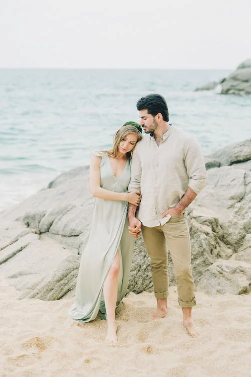 Un couple marche ensemble au bord de la mer